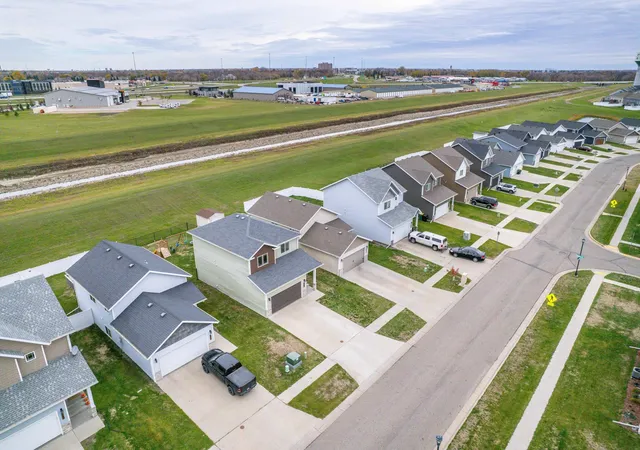 Photo 3 of Single family home for sale at 1074 Highland Ln W, West Fargo, ND 58078 | MLS# 7164090 | Listing updated on 2026-10-28
