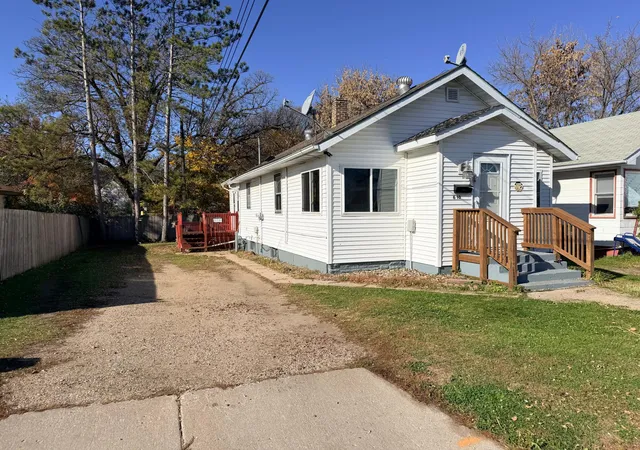 Photo 2 of Single family home for sale at 610 Oak Grv Ave, Detroit Lakes, MN 56501 | MLS# 7164131 | Listing updated on 2026-10-24