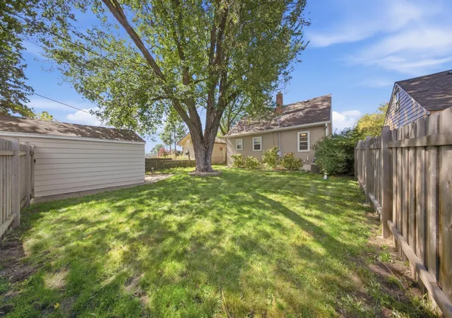 Photo 3 of Single family home for sale at 1446 Dale St N, Saint Paul, MN 55117 | MLS# 7164150 | Listing updated on 2026-10-23