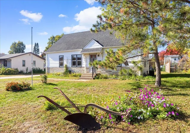 Photo 2 of Single family home for sale at 25 5th Avenue SE, Osseo, MN 55369 | MLS# 7164157 | Listing updated on 2026-10-29
