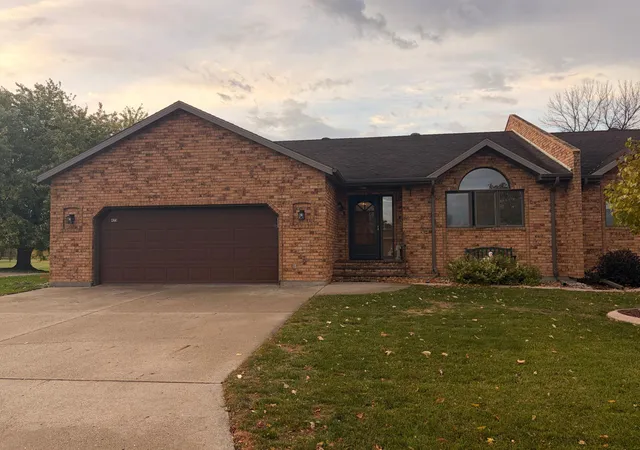 Photo 2 of Townhouse for sale at 423 Caddy Ave, Moorhead, MN 56560 | MLS# 7164297 | Listing updated on 2026-10-27