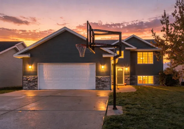 Photo 1 of Single family home for sale at 121 Pinehurst Dr, Mankato, MN 56001 | MLS# 7164404 | Listing updated on 2026-10-29
