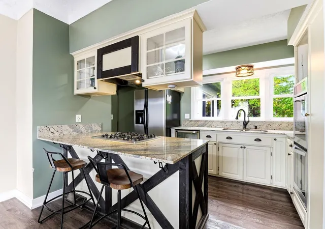 Photo 4 of Single family home for sale at 817 Kenwood Ln, Saint Paul, MN 55117 | MLS# 7164501 | Listing updated on 2026-10-23