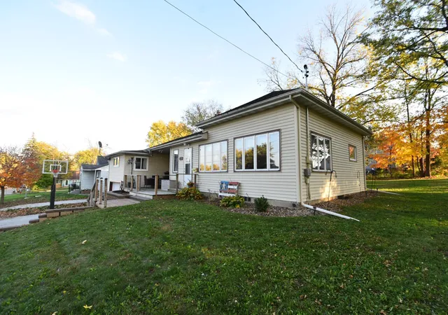 Photo 3 of Single family home for sale at 207 E 6th Street, Zumbrota, MN 55992 | MLS# 7164530 | Listing updated on 2026-10-27