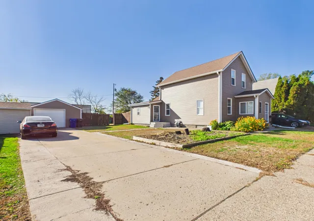 Photo 3 of Single family home for sale at 560 Burgess St, Saint Paul, MN 55103 | MLS# 7164644 | Listing updated on 2026-10-27