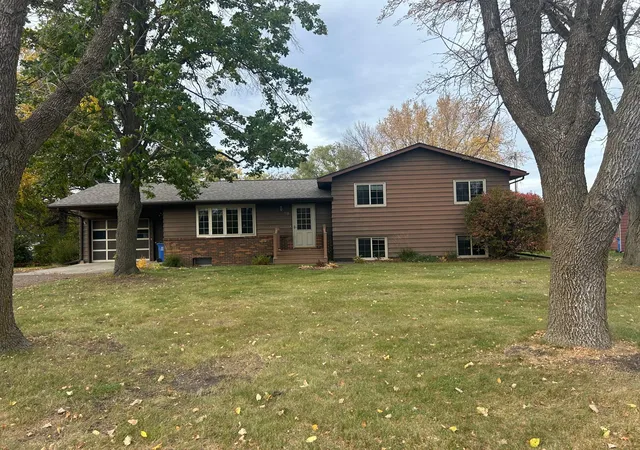 Photo 1 of Single family home for sale at 106 E View Rd, Canby, MN 56220 | MLS# 7164658 | Listing updated on 2026-10-29