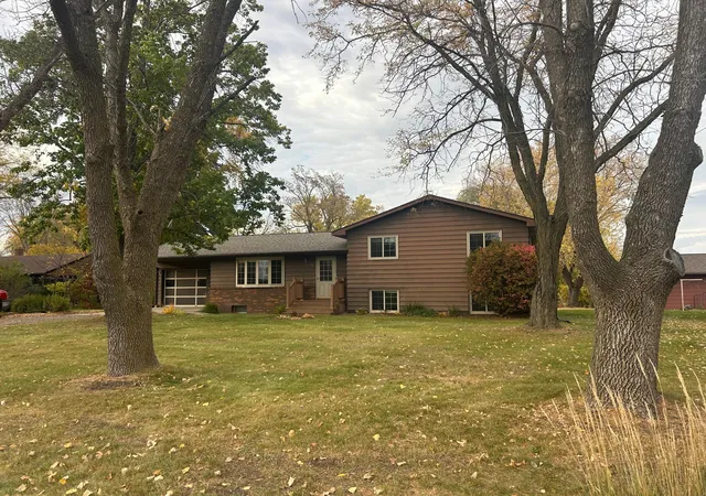Photo 4 of Single family home for sale at 106 E View Rd, Canby, MN 56220 | MLS# 7164658 | Listing updated on 2026-10-29