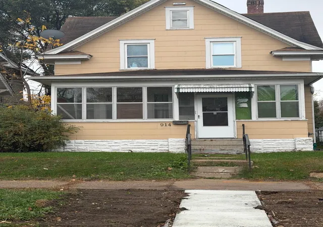 Single family home for sale at 914 Fuller Ave, Saint Paul, MN 55104 | MLS# 7164727