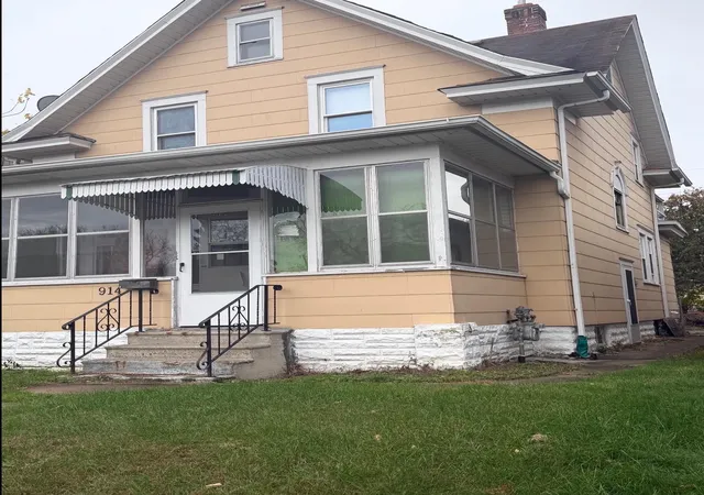 Photo 2 of Single family home for sale at 914 Fuller Ave, Saint Paul, MN 55104 | MLS# 7164727 | Listing updated on 2026-10-28