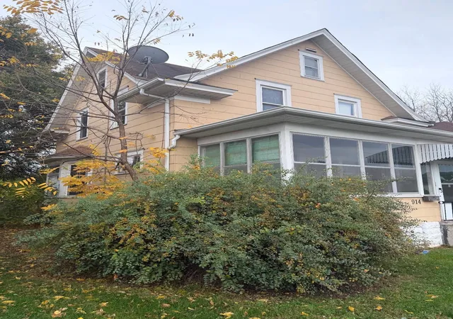 Photo 3 of Single family home for sale at 914 Fuller Ave, Saint Paul, MN 55104 | MLS# 7164727 | Listing updated on 2026-10-28