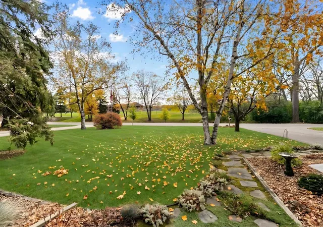 Photo 2 of Single family home for sale at 555 S Oak Dr, Saint Paul, MN 55127 | MLS# 7164910 | Listing updated on 2026-10-29