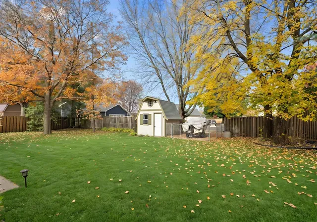Photo 3 of Single family home for sale at 555 S Oak Dr, Saint Paul, MN 55127 | MLS# 7164910 | Listing updated on 2026-10-29