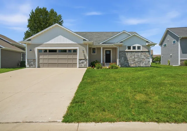 Photo 1 of Single family home for sale at 820 Fieldcrest Dr, Mankato, MN 56001 | MLS# 7164938 | Listing updated on 2026-10-28