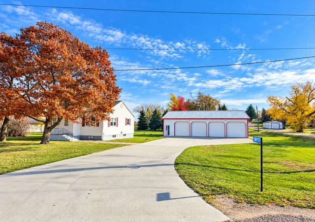 Photo 4 of Single family home for sale at 18913 Frontage Rd, Detroit Lakes, MN 56501 | MLS# 7164964 | Listing updated on 2026-10-27