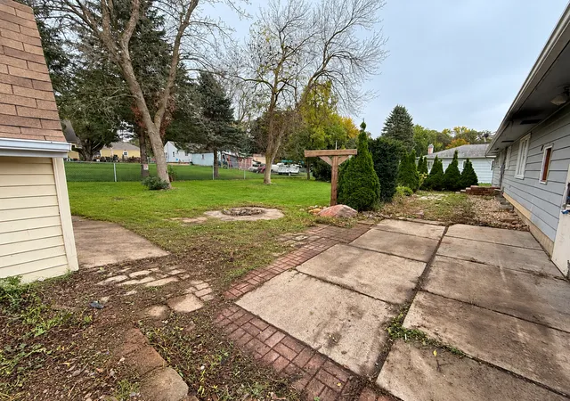 Photo 3 of Single family home for sale at 409 Lynwood Dr, Albert Lea, MN 56007 | MLS# 7165033 | Listing updated on 2026-10-27