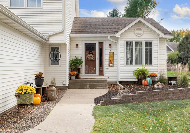Photo 2 of Single family home for sale at 828 Lancer Dr NE, Owatonna, MN 55060 | MLS# 7165051 | Listing updated on 2026-10-27