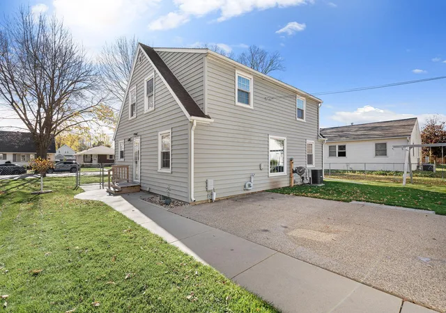 Photo 2 of Single family home for sale at 702 7th Avenue SW, Austin, MN 55912 | MLS# 7165259 | Listing updated on 2026-10-30