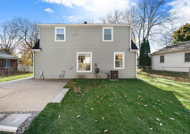 Photo 3 of Single family home for sale at 702 7th Avenue SW, Austin, MN 55912 | MLS# 7165259 | Listing updated on 2026-10-30