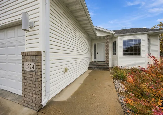 Photo 2 of Single family home for sale at 1924 33rd Street S, Moorhead, MN 56560 | MLS# 7165457 | Listing updated on 2026-10-28