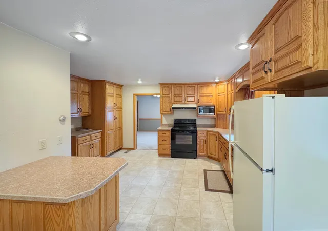 Photo 2 of Single family home for sale at 2921 Pine Ave, Slayton, MN 56172 | MLS# 7165572 | Listing updated on 2026-10-29
