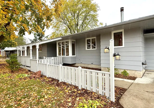 Photo 3 of Single family home for sale at 400 Ivanhoe Ave, Northfield, MN 55057 | MLS# 7165657 | Listing updated on 2026-10-29