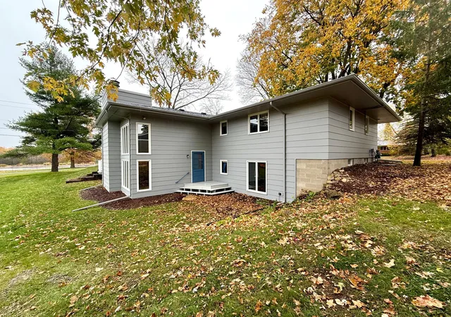 Photo 3 of Single family home for sale at 400 Ivanhoe Ave, Northfield, MN 55057 | MLS# 7165657 | Listing updated on 2026-10-29