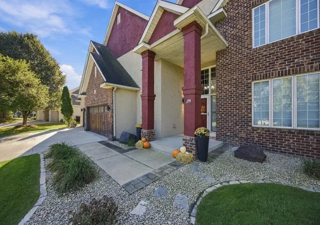 Photo 3 of Single family home for sale at 6228 Oxford Rd S, Shakopee, MN 55379 | MLS# 7165696 | Listing updated on 2026-10-29