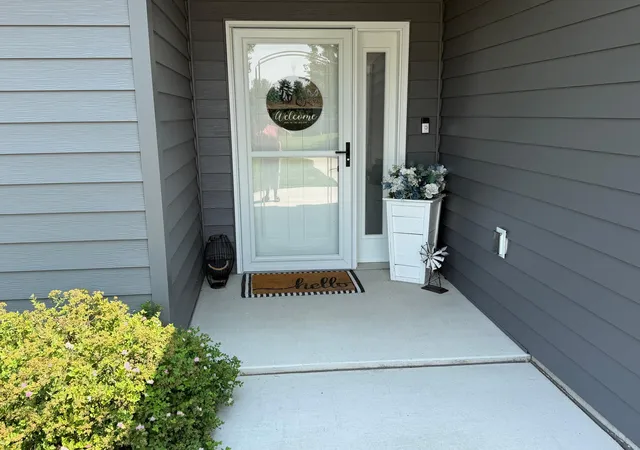 Photo 3 of Single family home for sale at 1122 Crystal Lake Dr, Lake Crystal, MN 56055 | MLS# 7165729 | Listing updated on 2026-10-28