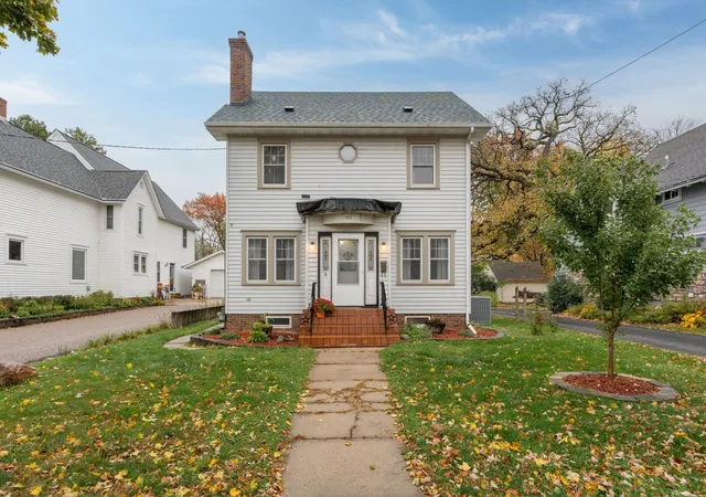 Photo 1 of Single family home for sale at 805 Baker Ave, Mankato, MN 56001 | MLS# 7165741 | Listing updated on 2026-10-28