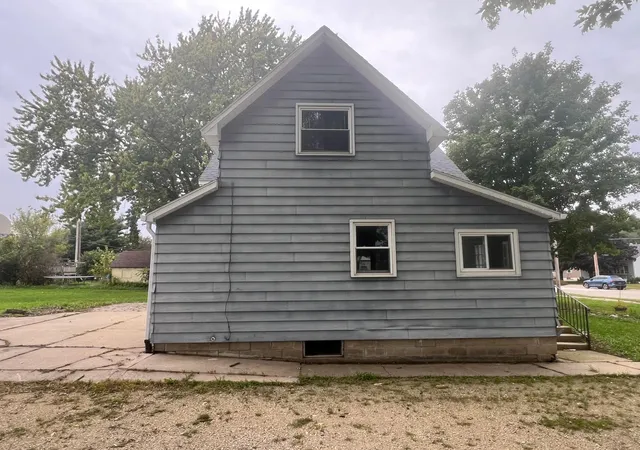 Photo 2 of Single family home for sale at 1710 E Oakland Ave, Austin, MN 55912 | MLS# 7165847 | Listing updated on 2026-10-28