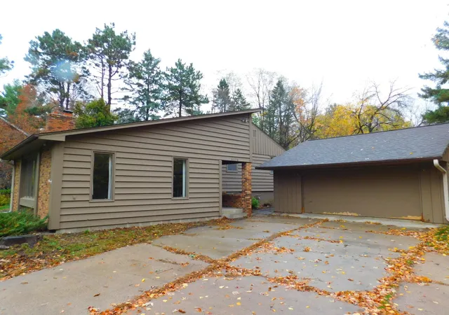 Photo 3 of Single family home for sale at 4350 Hamline Ave N, Saint Paul, MN 55112 | MLS# 7165946 | Listing updated on 2026-10-29