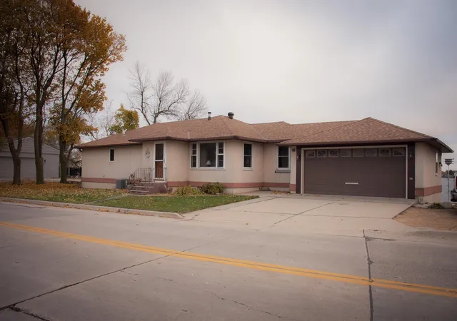 Photo 1 of Single family home for sale at 913 W Lake Ave, Worthington, MN 56187 | MLS# 7165953 | Listing updated on 2026-10-29