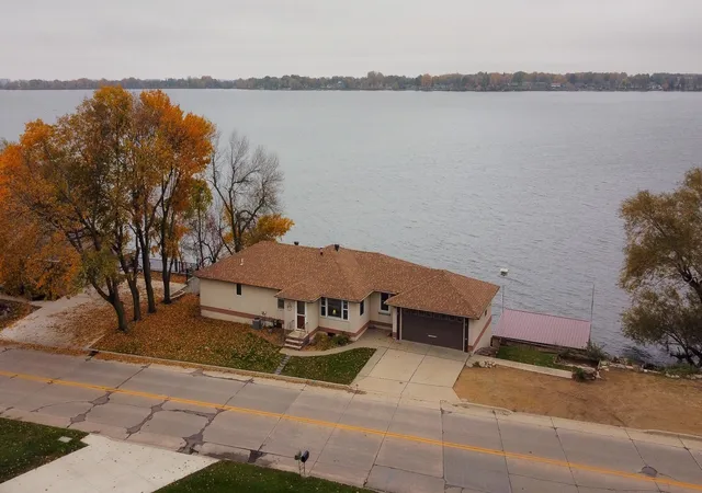 Photo 2 of Single family home for sale at 913 W Lake Ave, Worthington, MN 56187 | MLS# 7165953 | Listing updated on 2026-10-29