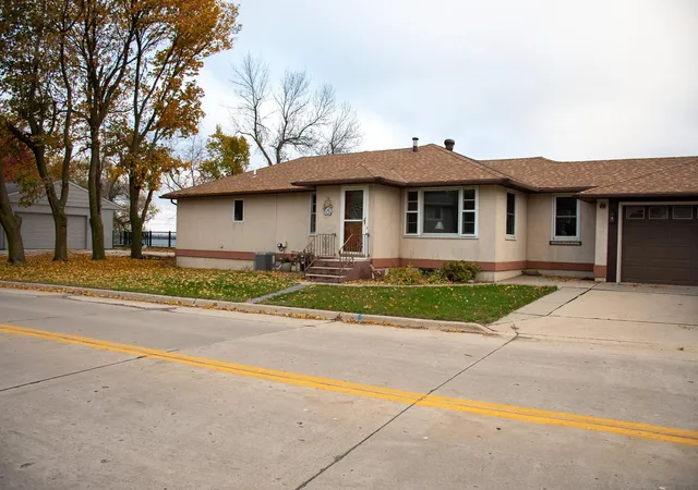 Photo 3 of Single family home for sale at 913 W Lake Ave, Worthington, MN 56187 | MLS# 7165953 | Listing updated on 2026-10-29