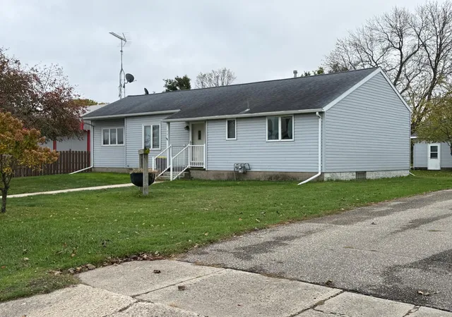 Photo 3 of Sale Pending at 521 E 2nd Street N, Truman, MN 56088 | MLS# 7166031 | Listing updated on 2026-10-28