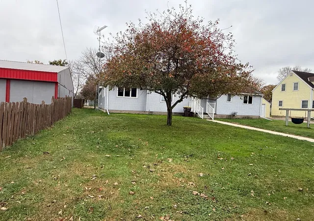 Photo 4 of Sale Pending at 521 E 2nd Street N, Truman, MN 56088 | MLS# 7166031 | Listing updated on 2026-10-28