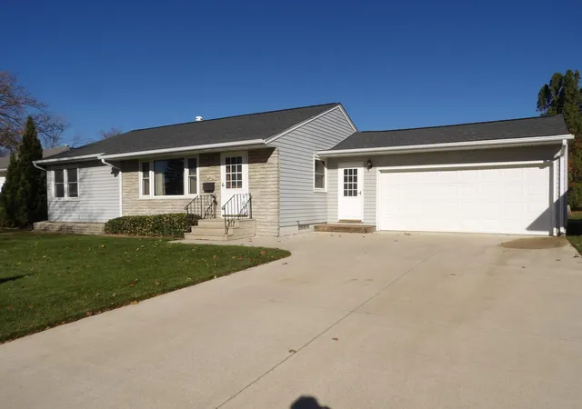 Single family home for sale at 1903 3rd Avenue SE, Austin, MN 55912 | MLS# 7166081