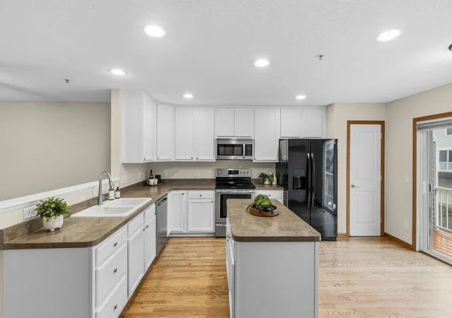 Photo 1 of Single family home for sale at 911 Ledgestone Dr, Saint Paul, MN 55115 | MLS# 7166261 | Listing updated on 2026-10-30