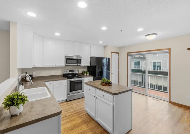 Photo 2 of Single family home for sale at 911 Ledgestone Dr, Saint Paul, MN 55115 | MLS# 7166261 | Listing updated on 2026-10-30