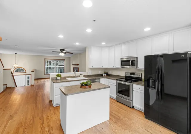 Photo 3 of Single family home for sale at 911 Ledgestone Dr, Saint Paul, MN 55115 | MLS# 7166261 | Listing updated on 2026-10-30