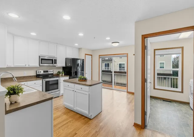 Photo 4 of Single family home for sale at 911 Ledgestone Dr, Saint Paul, MN 55115 | MLS# 7166261 | Listing updated on 2026-10-30