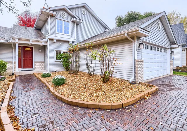 Photo 2 of Single family home for sale at 1119 Bonnieview Dr, Saint Paul, MN 55129 | MLS# 7166328 | Listing updated on 2026-10-29