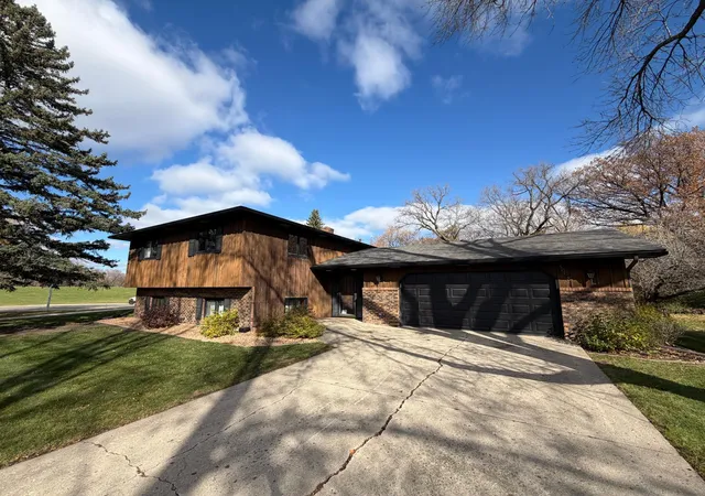 Photo 1 of Single family home for sale at 3008 Rivershore Dr, Moorhead, MN 56560 | MLS# 7166407 | Listing updated on 2026-10-29