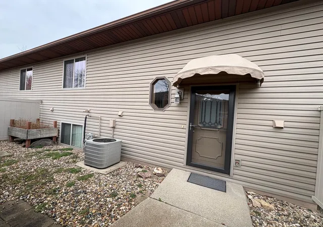 Photo 3 of Single family home for sale at 1830 Lakewood Ave, Albert Lea, MN 56007 | MLS# 7166862 | Listing updated on 2026-10-29