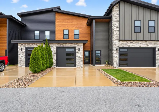 Townhouse for sale at 347 Sawgrass Dr, Crown Point, IN 46307 | MLS# 832673