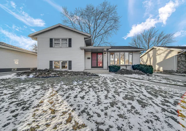 Single Family Residence at 9220 Wildwood Dr, Highland, IN 46322 | MLS# 833360 |  | Sold on 2026-09-21