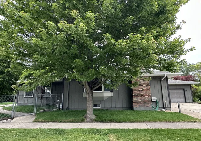 Photo 3 of Sale Pending at 8440 Van Buren Ct, Munster, IN 46321 | MLS# 833732 | Listing updated on 2026-08-19