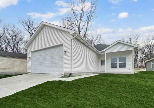 Homes for sale in Lake Station, IN | 3941 Riverdale Ave, Lake Station, IN 46405 | MLS# 836206