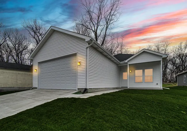 Homes for sale in Lake Station, IN | 3941 Riverdale Ave, Lake Station, IN 46405 | MLS# 836206
