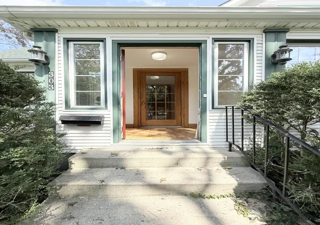 Photo 2 of Single family home for sale at 303 E Porter Ave, Chesterton, IN 46304 | MLS# 837425 | Listing updated on 2026-10-04